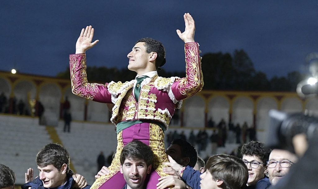 Feria de Olivenza: Puerta grande y un jamón para David Gutiérrez en su debut.