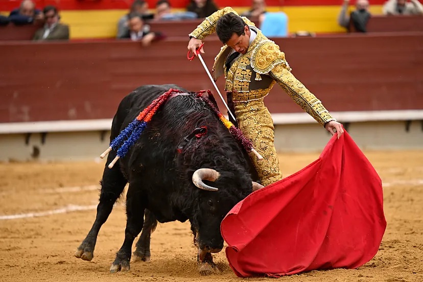 La desbordante autoridad de Daniel Luque y un zalduendo de cara bravura.