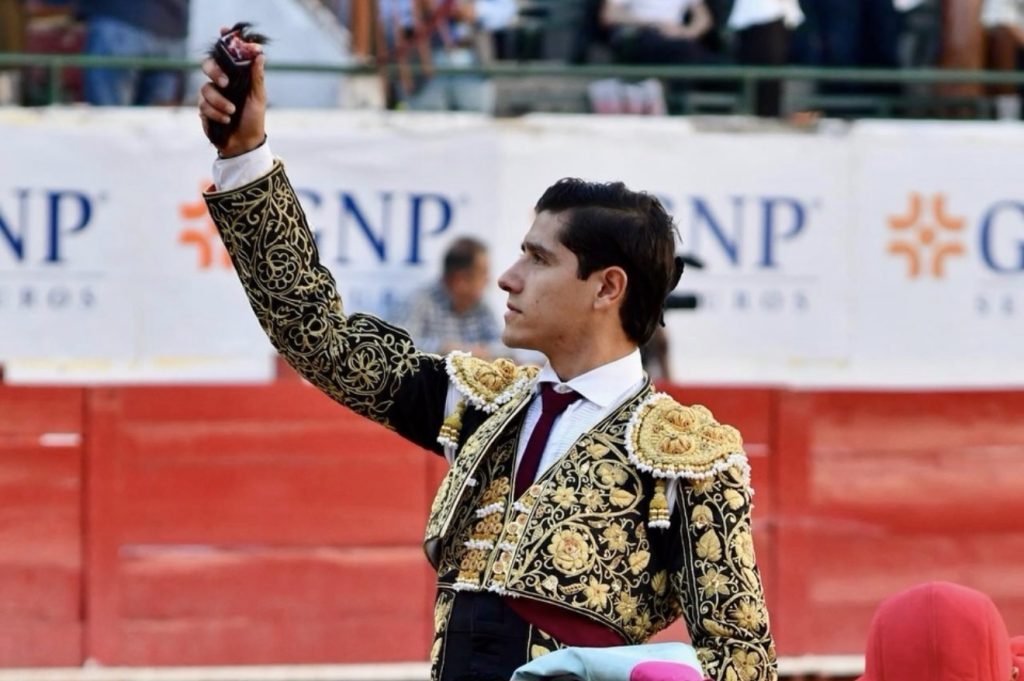 Luis David corta la única oreja en el cierre del ciclo de aniversario en Guadalajara.
