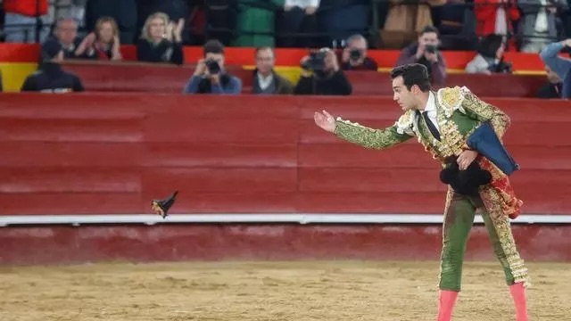 La tarde del gran entretenimiento en la Feria de Fallas: un enorme ‘Brazalete’ de Domingo Hernández.