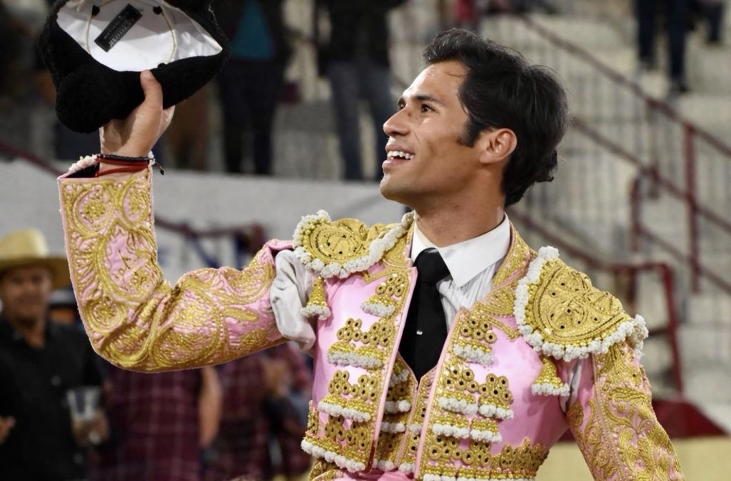 Francisco Martínez sale en hombros en Irapuato y firma la tarde en la Feria de las Fresas 2026.