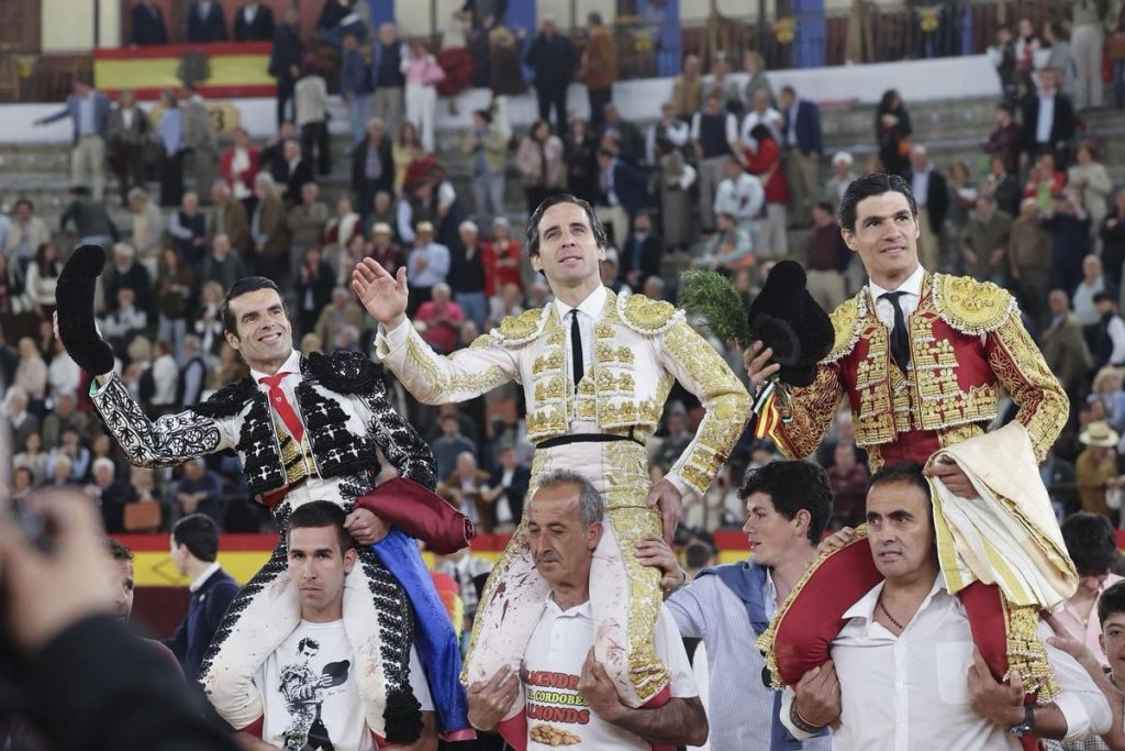 Triunfos compartidos en Almendralejo con una manejable corrida de Juan Pedro Domecq.