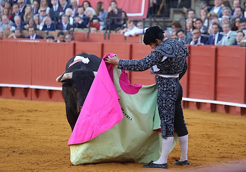Morante de la Puebla levanta un monumento que resucita a los muertos.