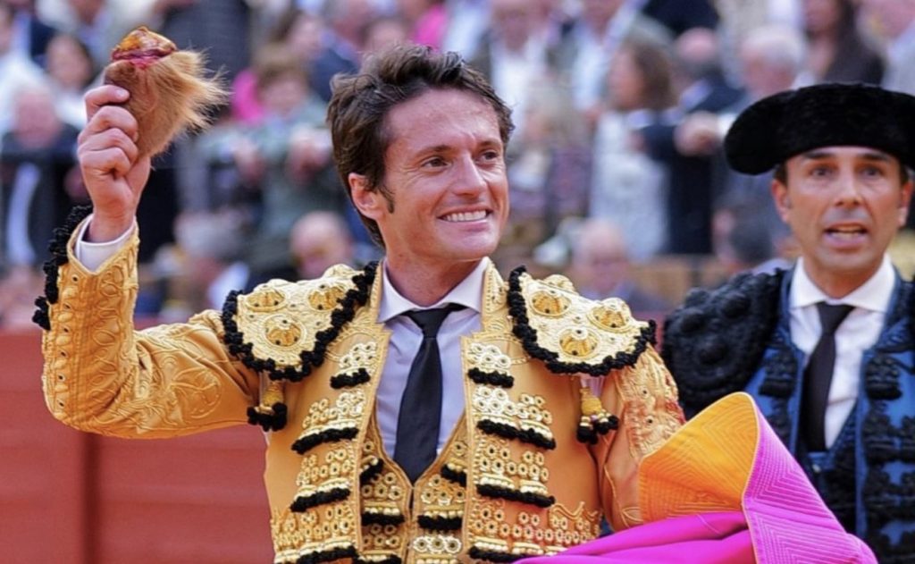 El lujo de Aventado y el toreo de Fabio Jiménez con la suerte en contra en Sevilla.