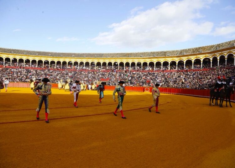 ¿A qué hora y dónde ver los toros en directo desde Sevilla?: La guía definitiva para no perderse la Feria de Abril.