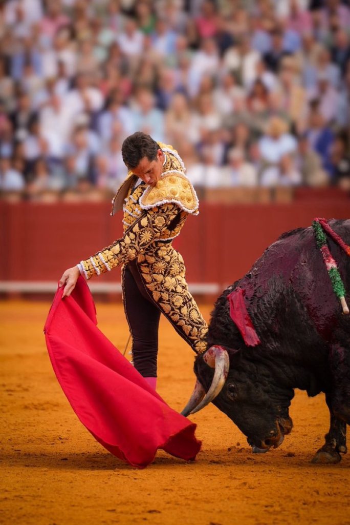 Una brillante lección de Daniel Luque marca la diferencia en Sevilla.