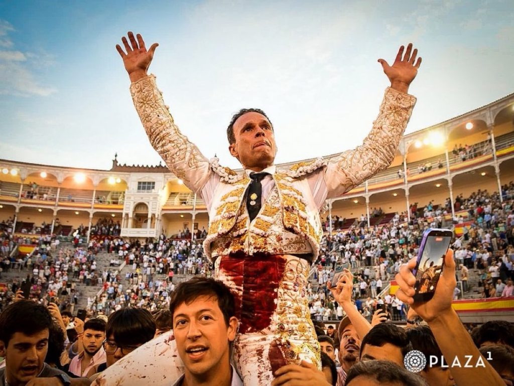 Feria de San Isidro: Antonio Ferrera, creativo e histriónico, por la Puerta Grande.