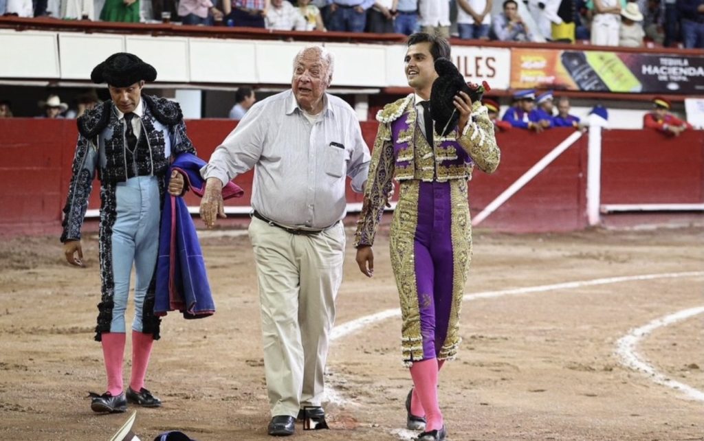 La Fiesta está Viva: Don Fer.