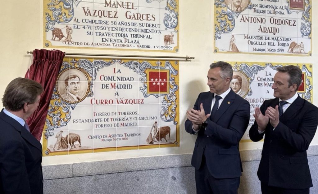 Curro Vázquez descubre un azulejo en su honor en Las Ventas que le reconoce como “torero de Madrid”
