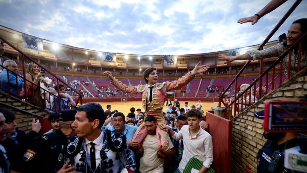 Julio Norte abre la Puerta de Los Califas con dos orejas en el primer festejo de la Feria de Córdoba.