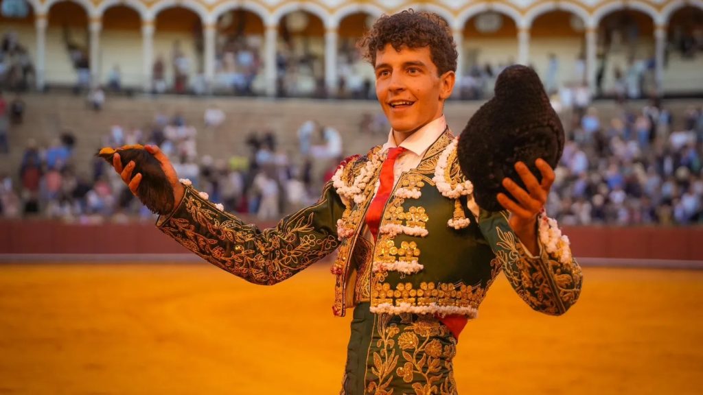 Novillada en Sevilla: Mariscal Ruiz corta una oreja que no sacudió el tedio.