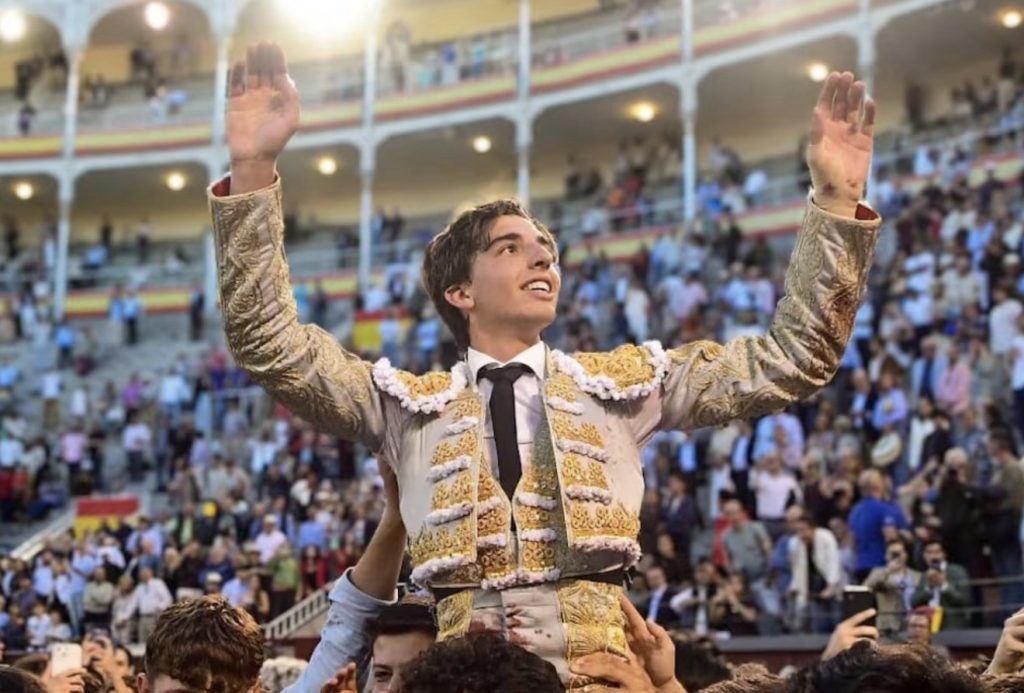 Feria de San Isidro: Bulliciosa Puerta Grande para el novillero Julio Norte.