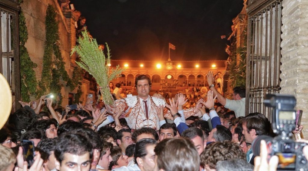 Sevilla quiere a su Hijo Predilecto: Morante conquista su tercera salida por la Puerta del Príncipe en la corrida del Corpus en la Maestranza.
