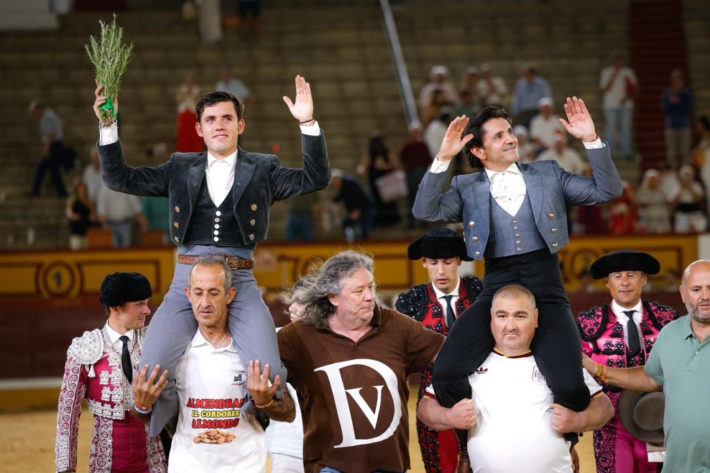 Ventura y Guillermo Hermoso salen a hombros en Badajoz.