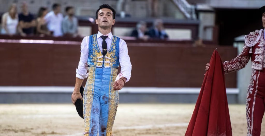 Cristian Pérez roza la Puerta Grande ante una dura mansada en Madrid.