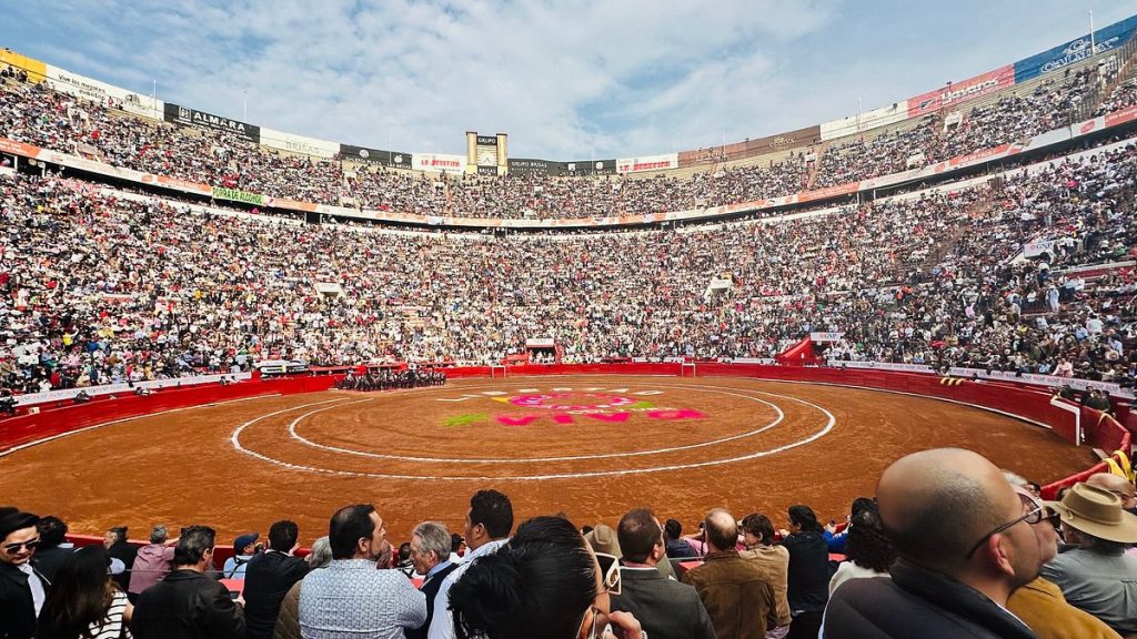 Exige Plaza México a Clara Brugada reglamentar corridas de toros en la CDMX.