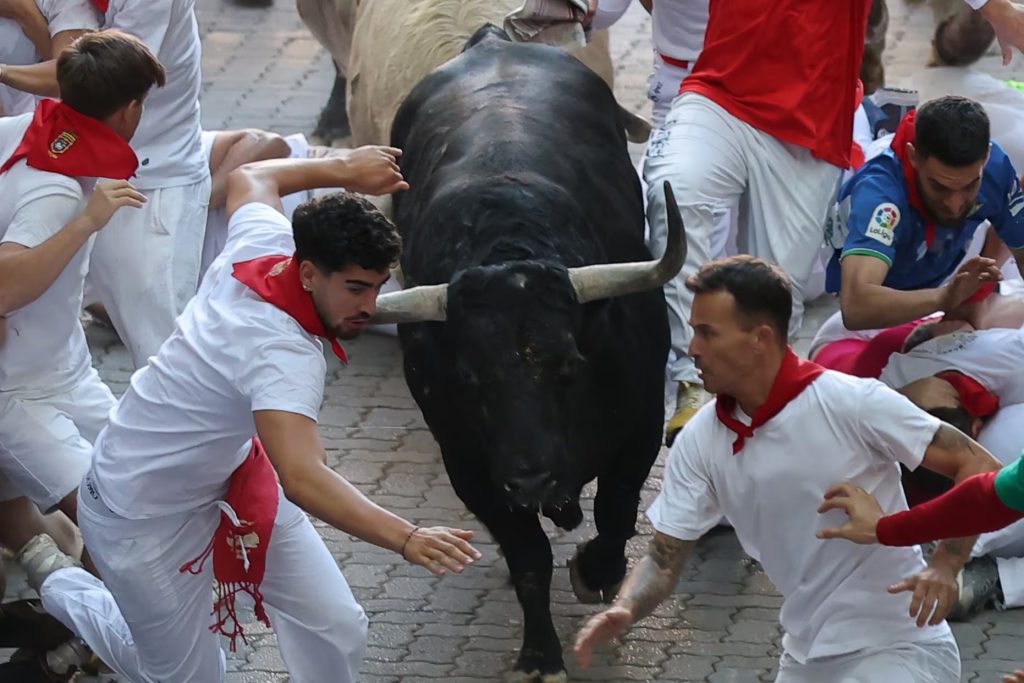 Primer encierro de San Fermín 2026 deja cuatro heridos por contusiones en una carrera de dos minutos y 25 segundos.
