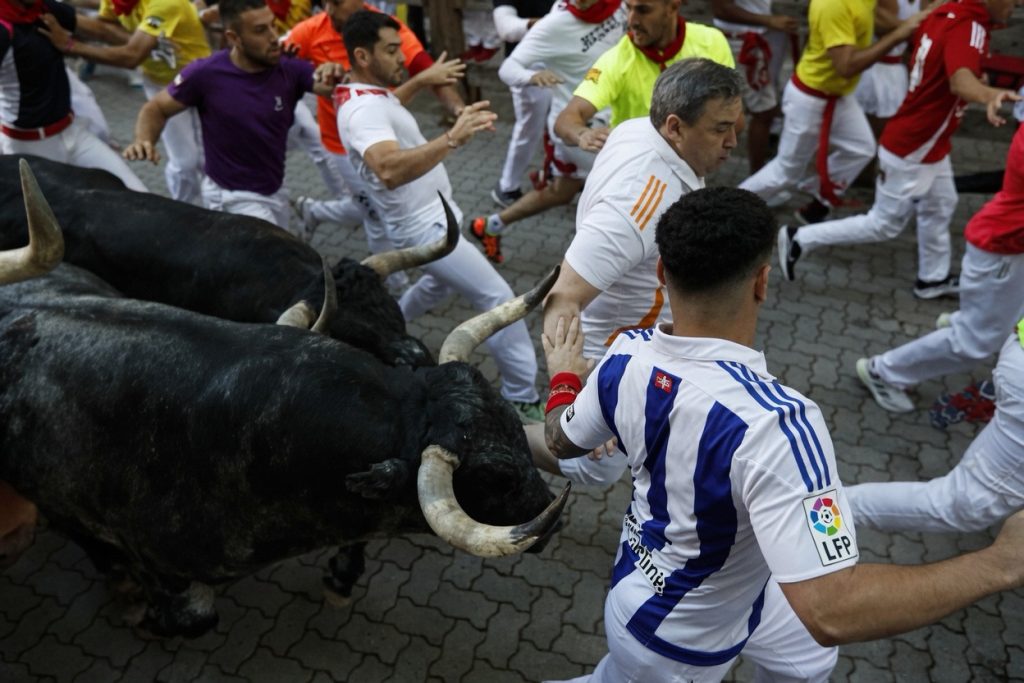 Segundo encierro de San Fermín 2026 en Pamplona: primer herido por asta de este año.
