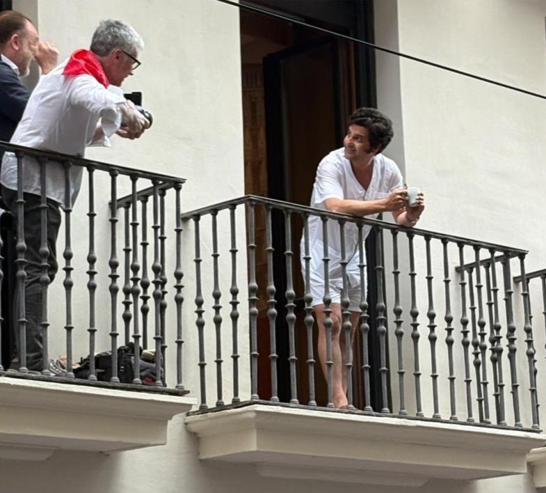 Morante de la Puebla observa el cuarto encierro de San Fermín desde el balcón de un hotel en Pamplona.