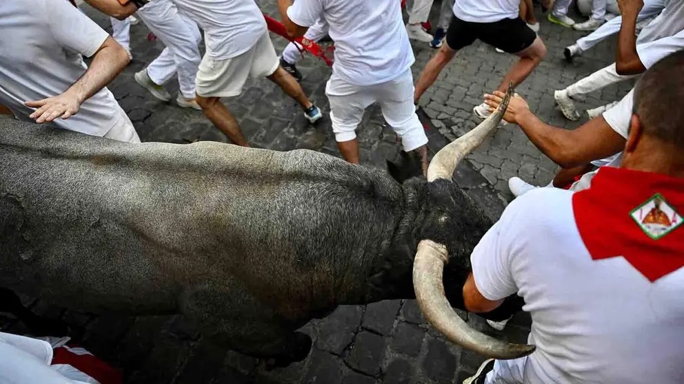 Los toros de Escolar dejan un herido por una cornada en la cara en el quinto encierro los sanfermines 2026.