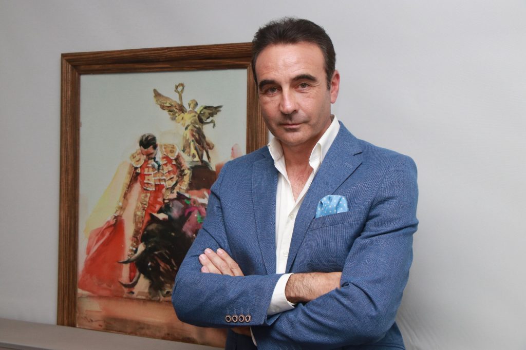 Deudas y dificultades económicas de Enrique Ponce generan polémica.