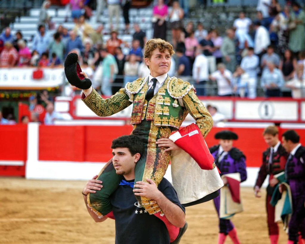 La disposición de Álvaro Serrano rinde una bruta novillada de Montealto y la puerta grande en Santander.