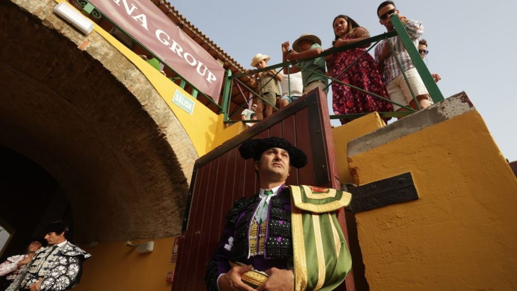 Morante no logra endulzar una tarde rellena de aire en La Línea.