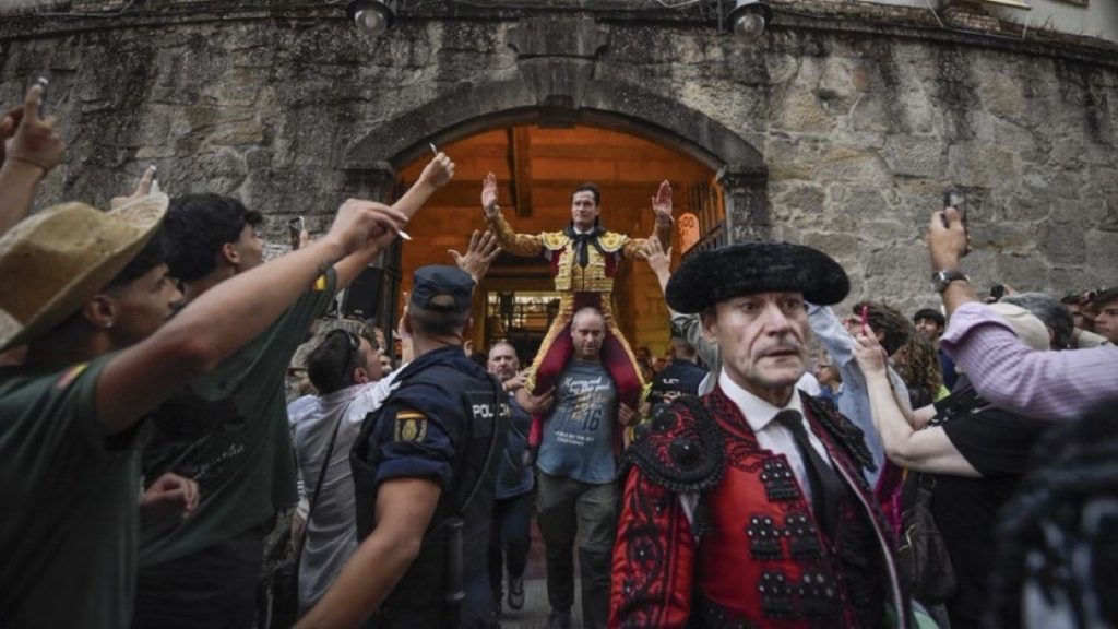 Feria de la Peregrina: Se mantiene el idilio de Pontevedra y Luque: tres orejas y puerta grande.