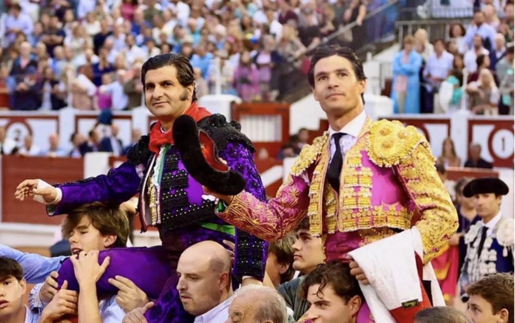 El portento de Morante y la maravilla de Aguado enamoran a Gijón.