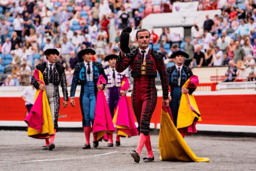 Ni toreo ni bravura en una tarde de injustificada exaltación torista en Bilbao.
