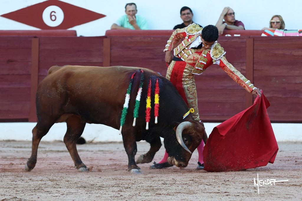 Primera de la Feria de los Remedios: Garibay salva una tarde larga.