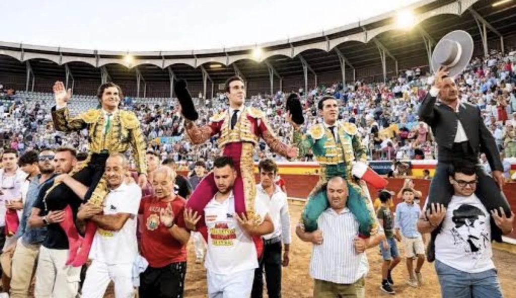 Morante, Talavante y Rufo provocan un tsunami (exagerado) de trofeos en Palencia.