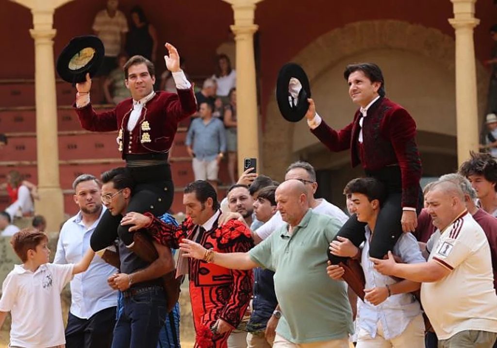 Diego Ventura y Sebastián Fernández abren la Puerta Grande en la matinal de Ronda.