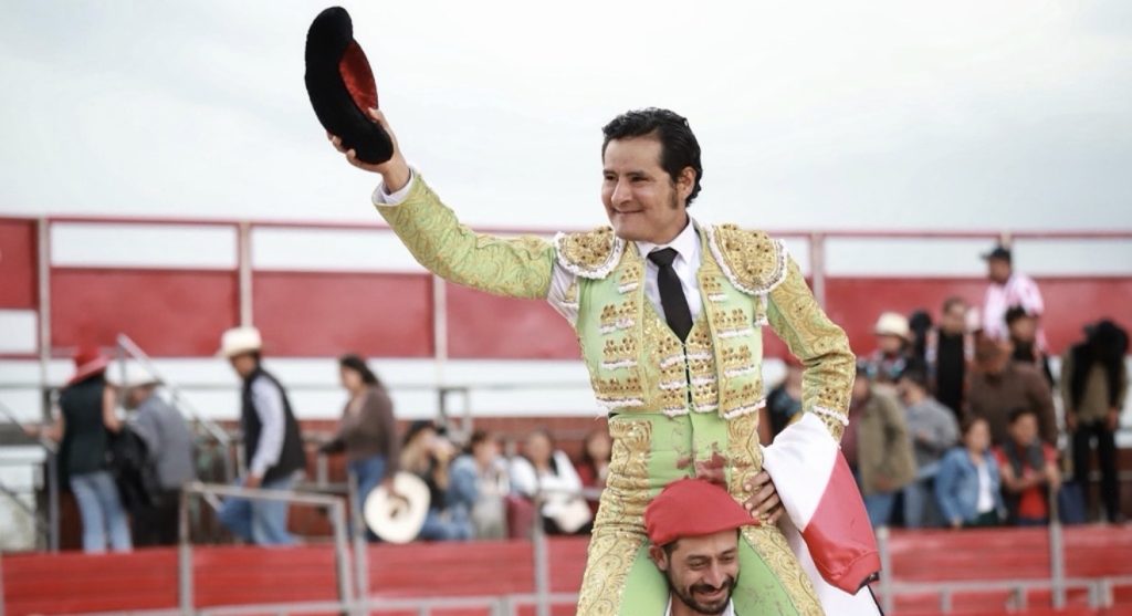 Angelino de Arriaga indulta un toro de Santo Tomás y sale a hombros en Terrenate.