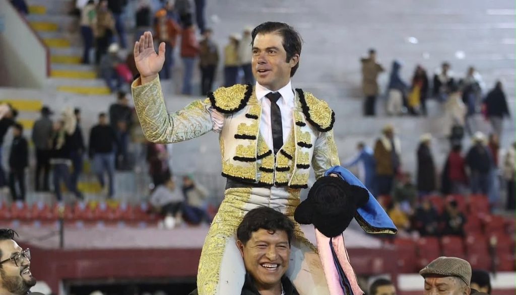 Fermín Rivera sale a hombros en el cierre de feria en Pachuca.